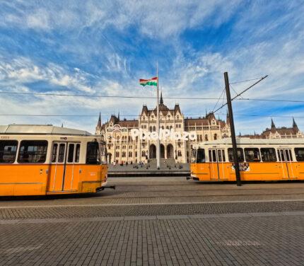 Budynek węgierskiego parlamentu z przejeżdżającymi tramwajami